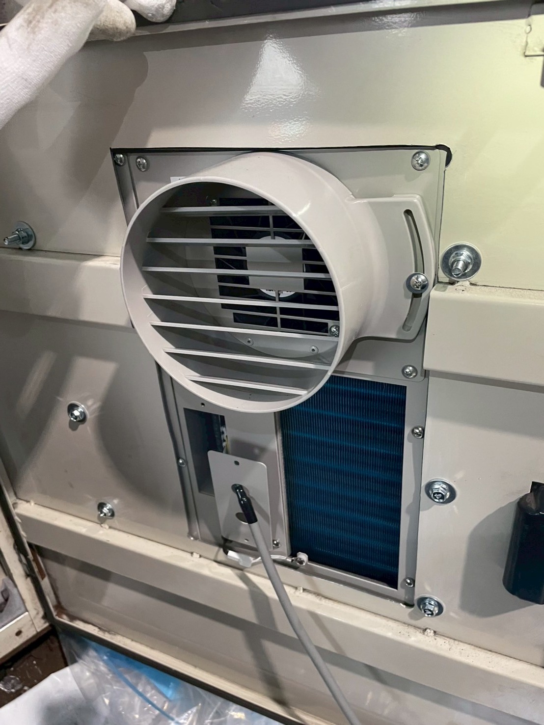 制御盤FAクーラーの設置作業