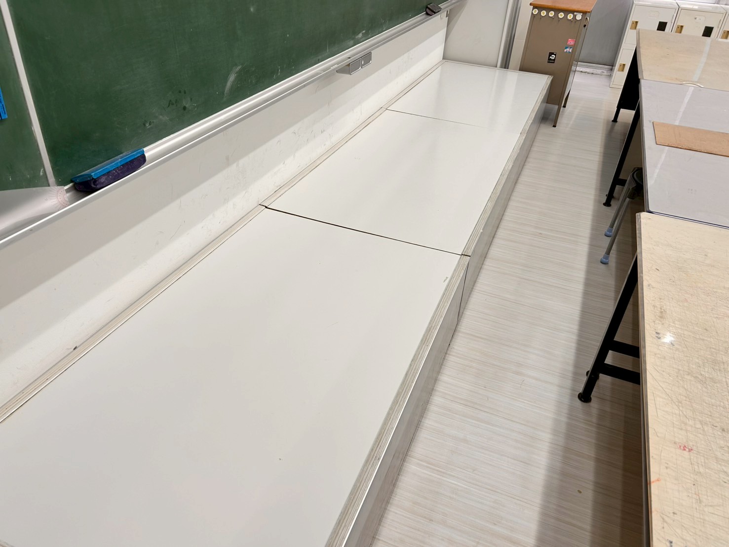 教室の汚れが目立っていた教台の特殊清掃後