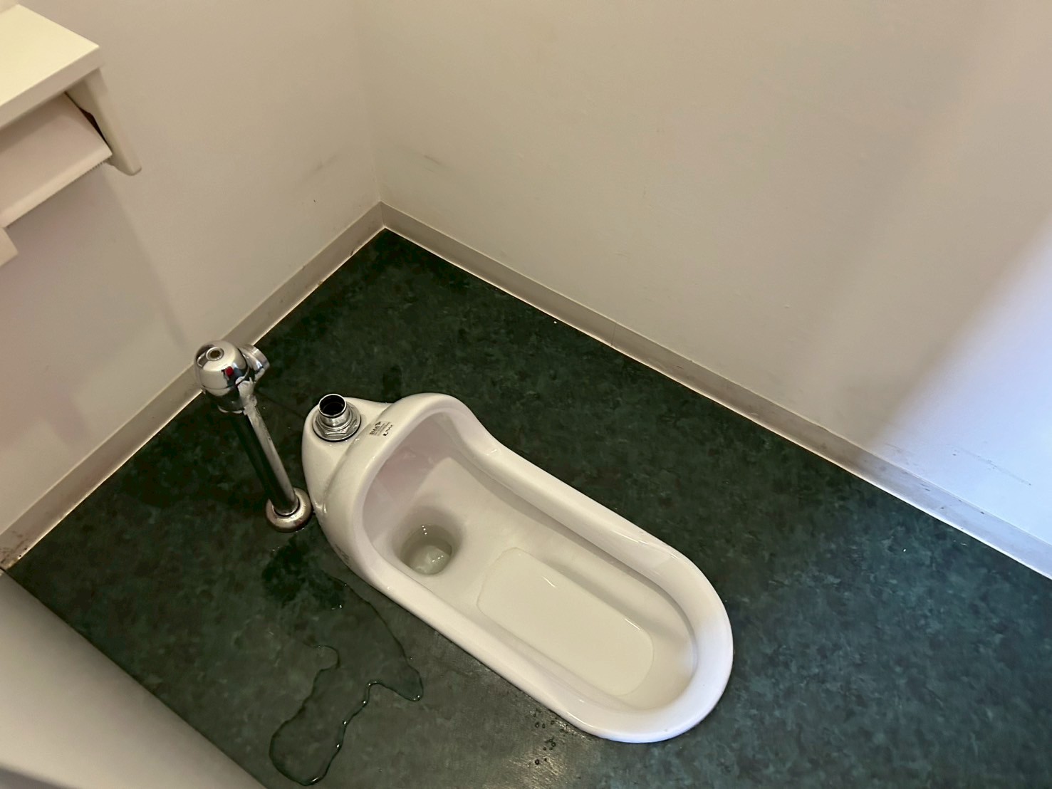 名古屋市　校舎のトイレの洋式工事