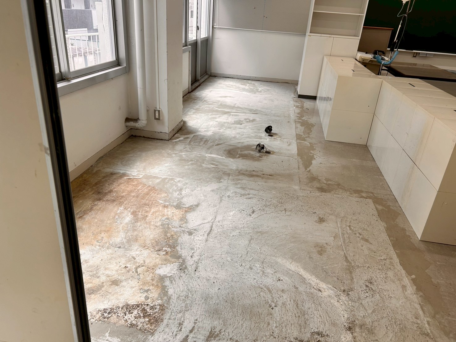 教室の床　改修工事　床を捲り終わったところ