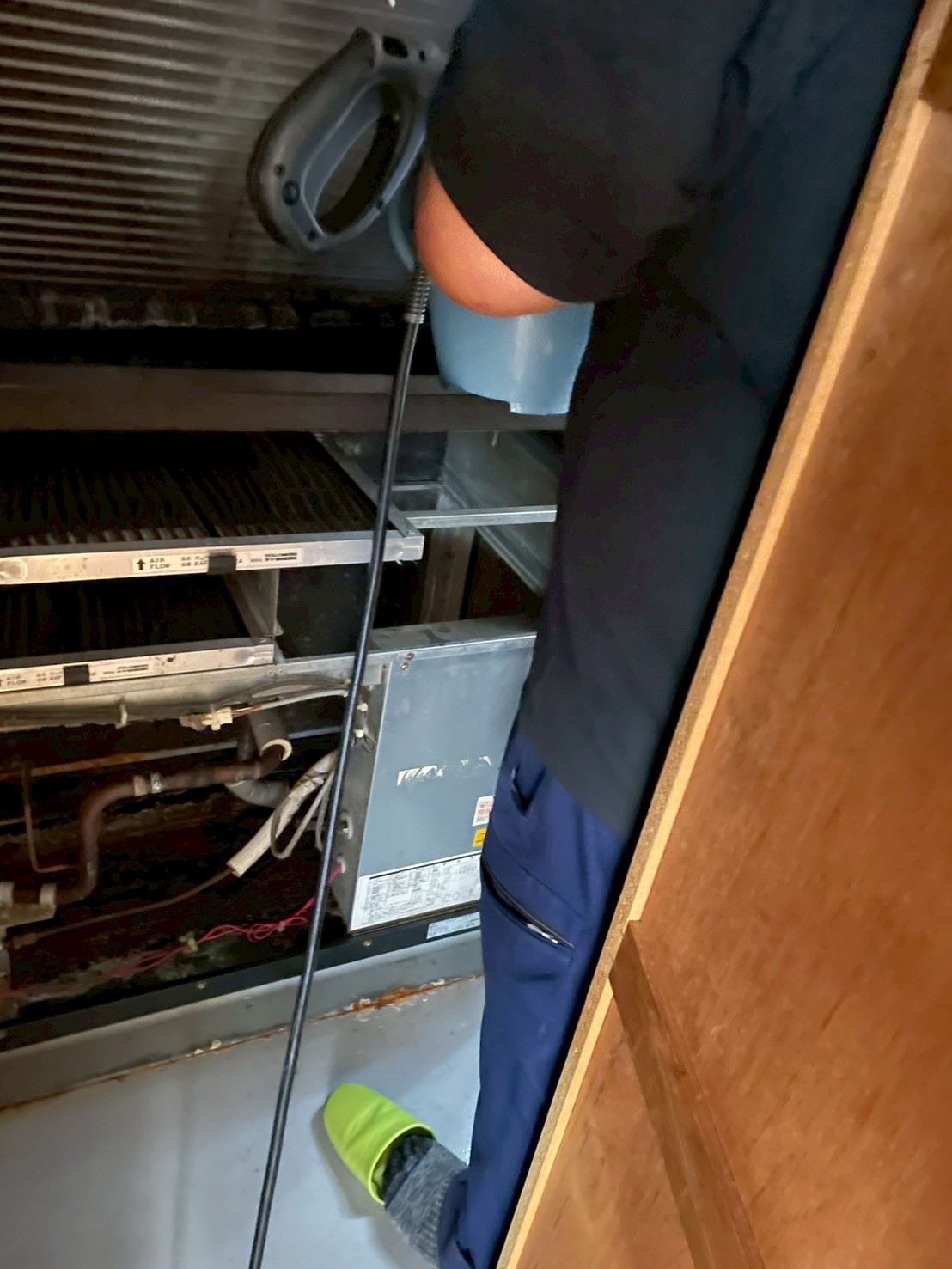 介護施設にて置型エアコンのフィンの洗浄および排水管の洗浄を行わさせていただきました。
