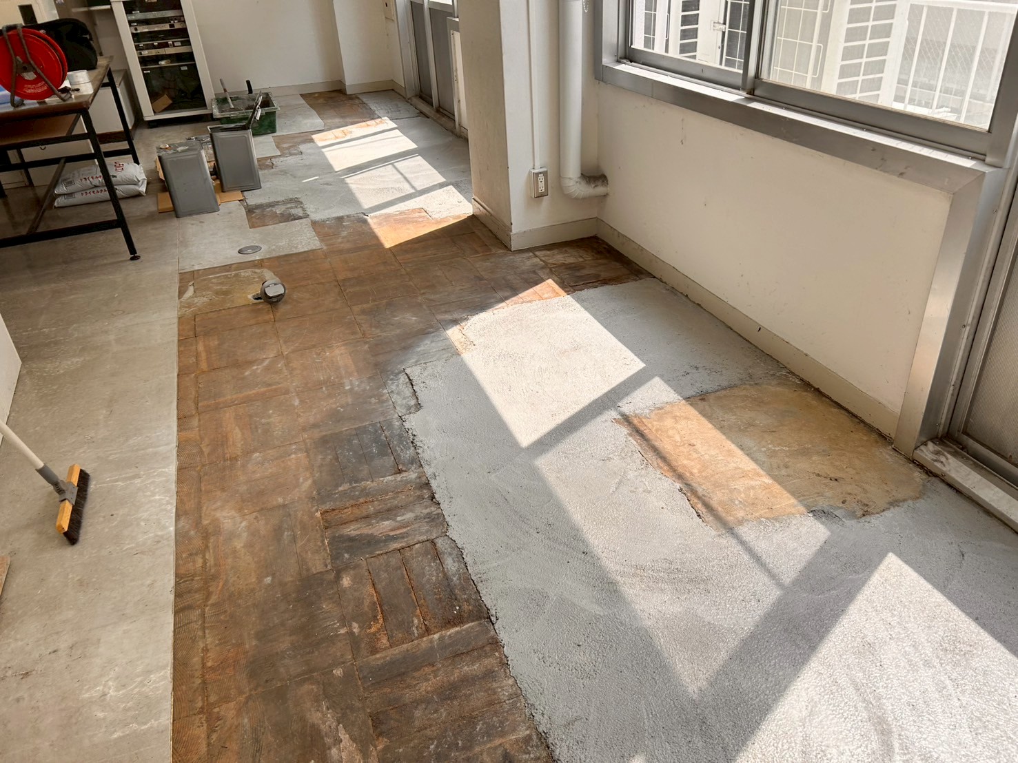 教室の床　改修工事　床をめくっている最中