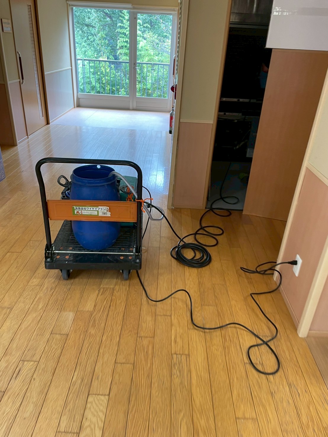 介護施設にて置型エアコンのフィンの洗浄および排水管の洗浄を行わさせていただきました。
