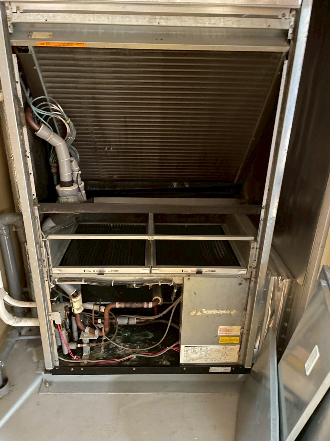 介護施設にて置型エアコンのフィンの洗浄および排水管の洗浄を行わさせていただきました。