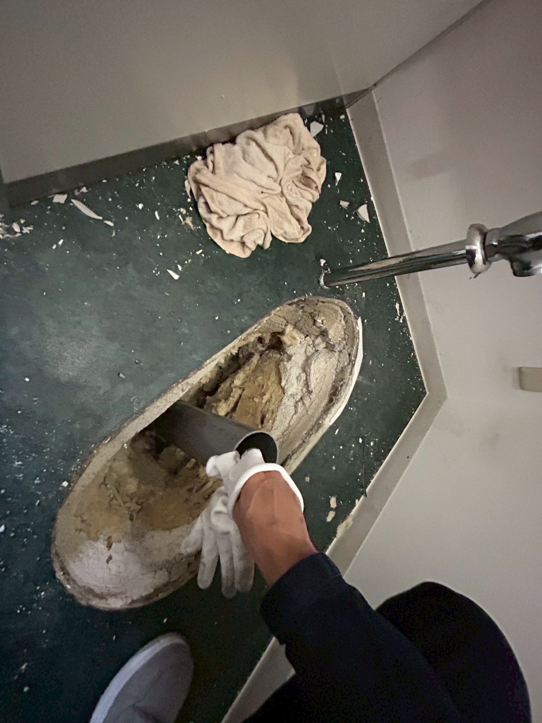 名古屋市　校舎のトイレの洋式工事