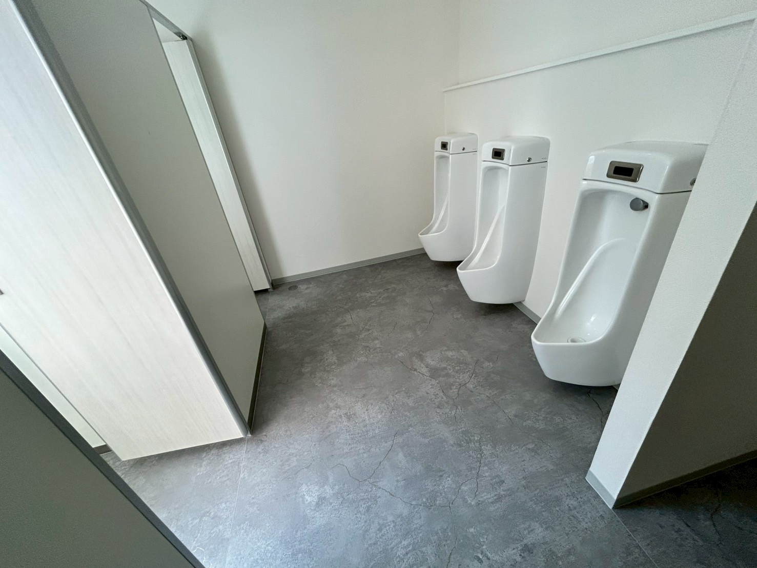 名古屋市　校舎のトイレの洋式工事