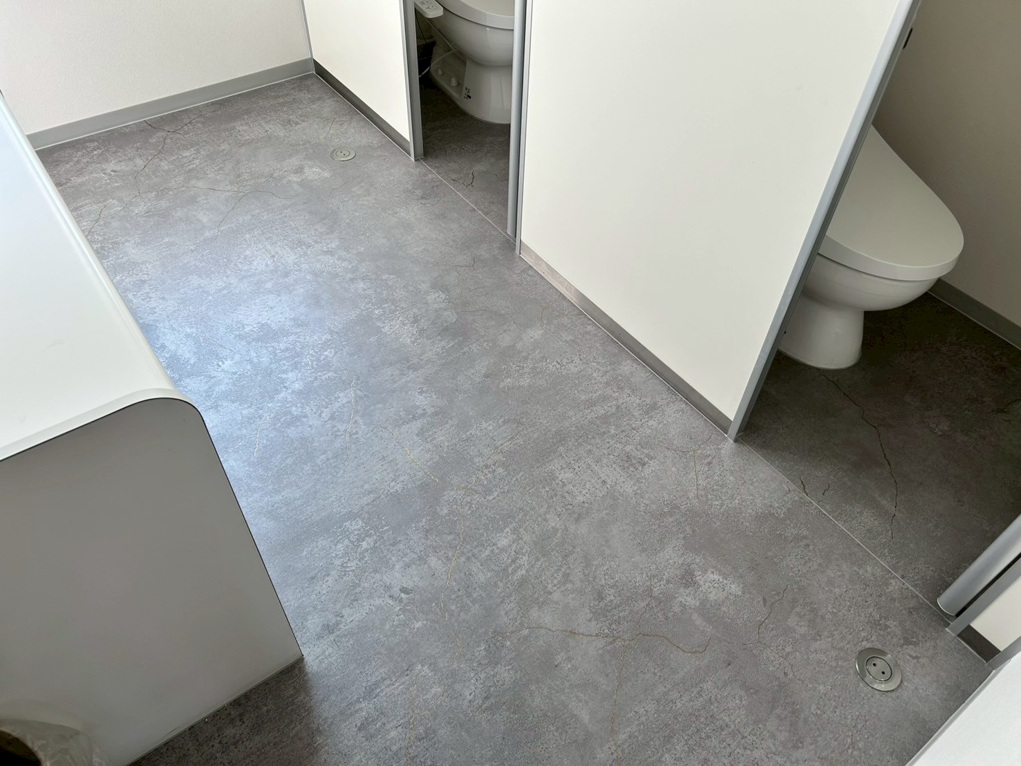 名古屋市　校舎のトイレの洋式工事