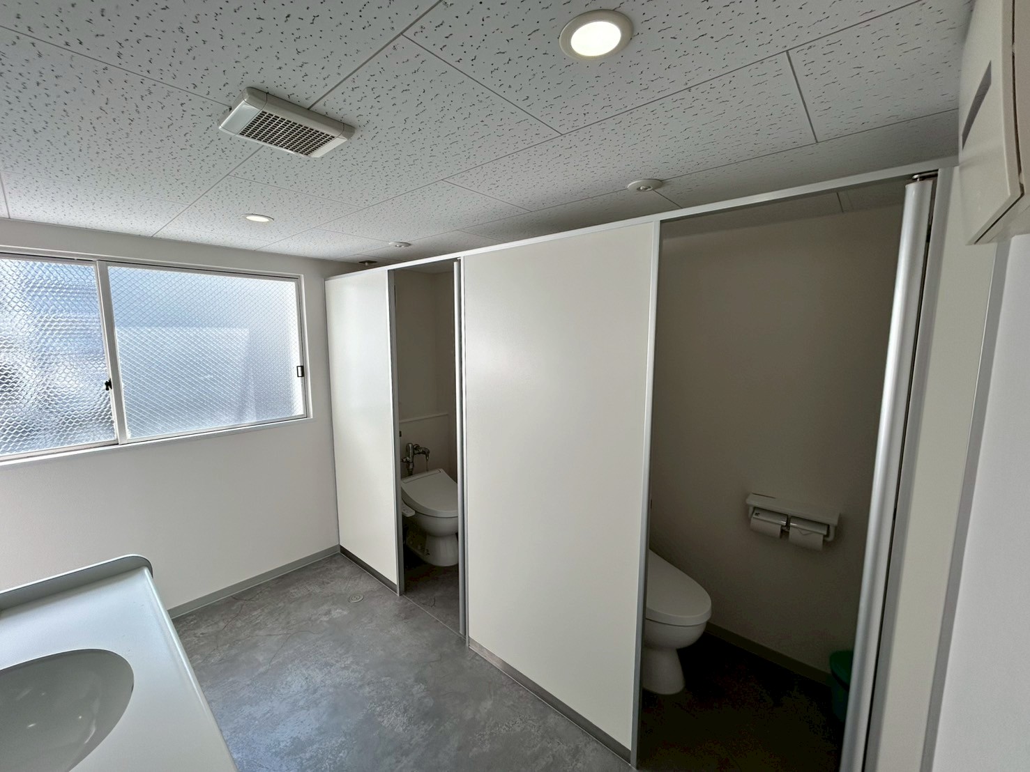 名古屋市　校舎のトイレの洋式工事